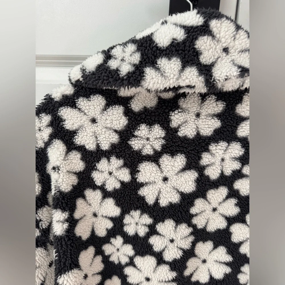 Billabong Warmed Up Floral Fleece Shacket sz Large in Black and White Flower - Picture 7 of 9